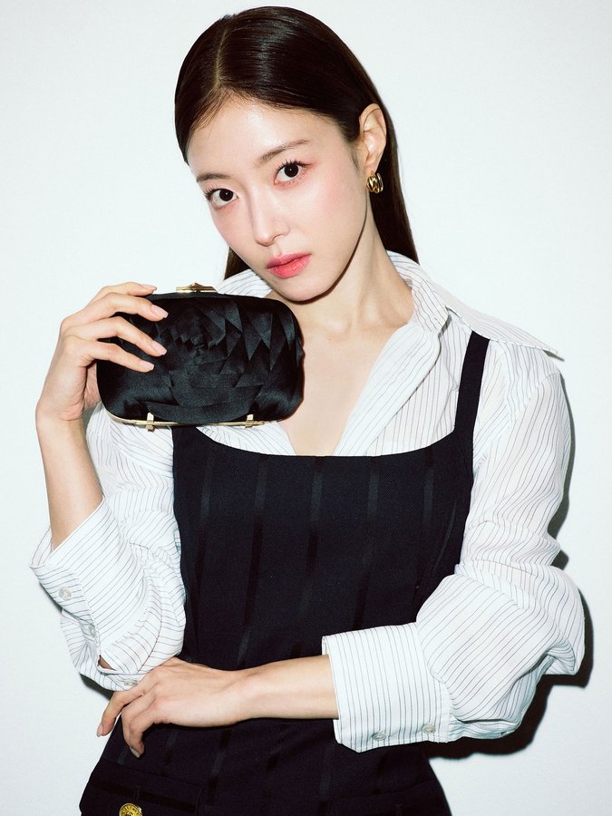 Instagram post by @seyoung_10 for Roger Vivier. Caption reads: 🌹❤️‍🔥 #RogerVivier.