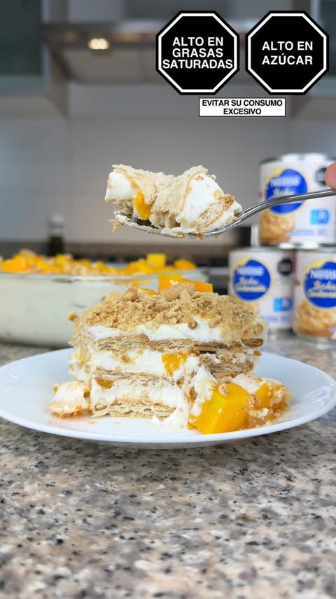 Instagram post by @cremedelafood_ for Recetas Nestlé. Caption reads: MANGO FLOAT 🥭🇵🇭 Un postre filipino facilito,....
