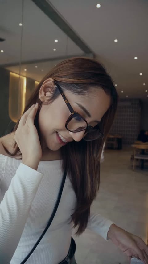 Instagram post by @alicelsss for huawei. Caption reads: [...] routine : ngopi, foto2 take content pake....