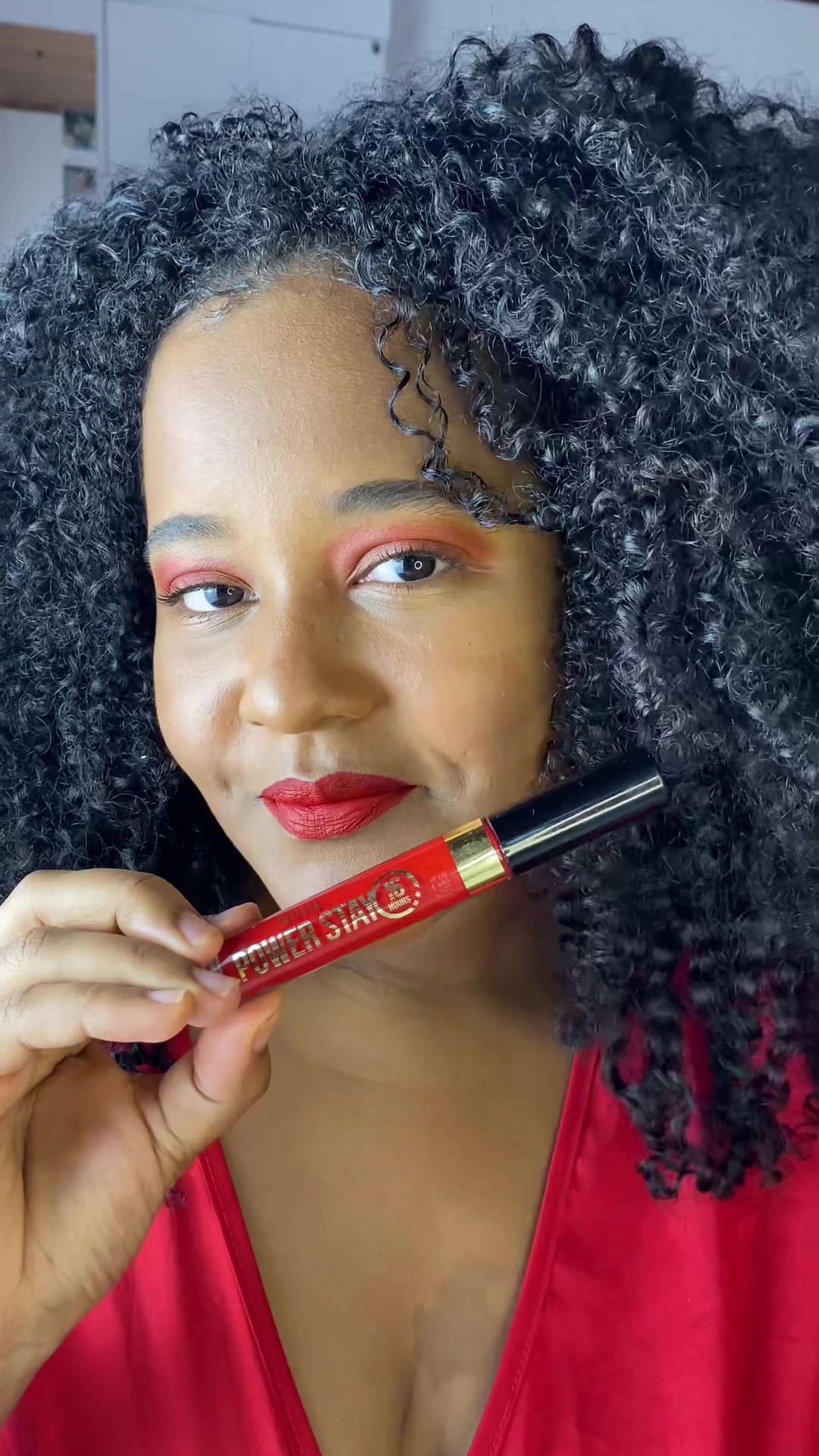 TikTok post by @beatriztels for Avon. Caption reads: @Avon Brasil #LindasDeMorrerAvon .