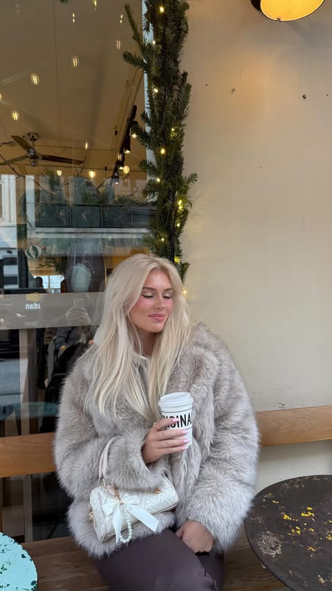 Instagram post by @sarapekama for DFYNE. Caption reads: Köpis day 2 vlog 🥹💕🎡☕️🧸🎀 @dfyne.official....