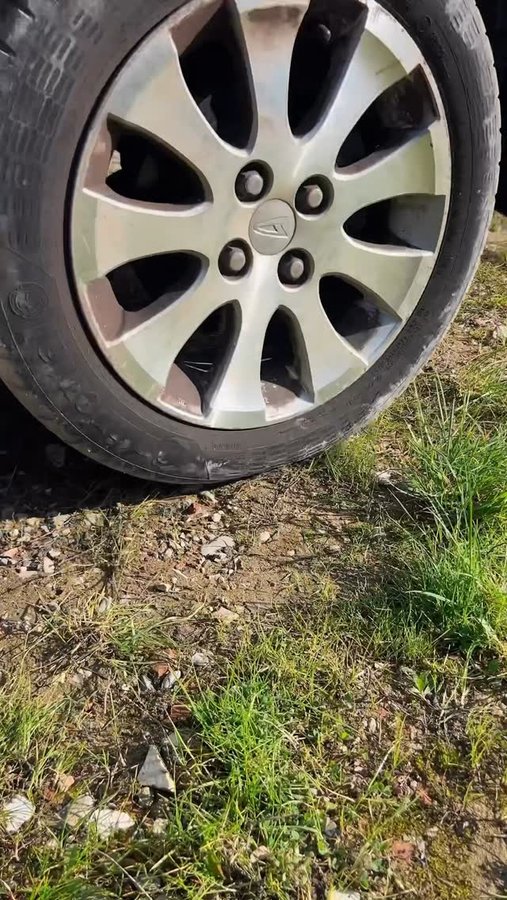 Instagram post by @carmagheddon for Mobilfox. Caption reads: AUTO VS IPHONE 16.

@mobilfox.official....