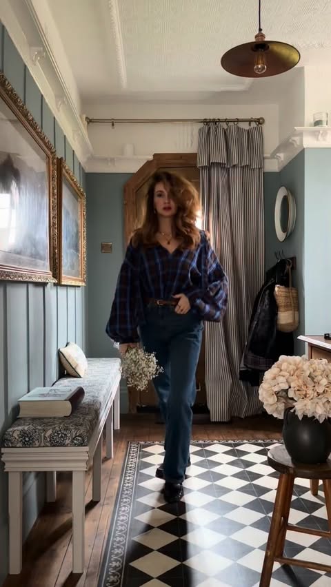 Instagram post by @the_creative_saint for Son de Flor. Caption reads: [...] Shirt ✨
•
Ad. This @sondeflor shirt, is so....