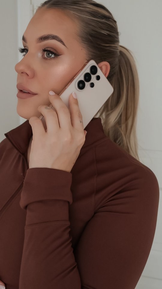 Instagram post by @karinlarven for Samsung Eesti. Caption reads: POV: su eriti special Pink Gold @samsungee Galaxy....