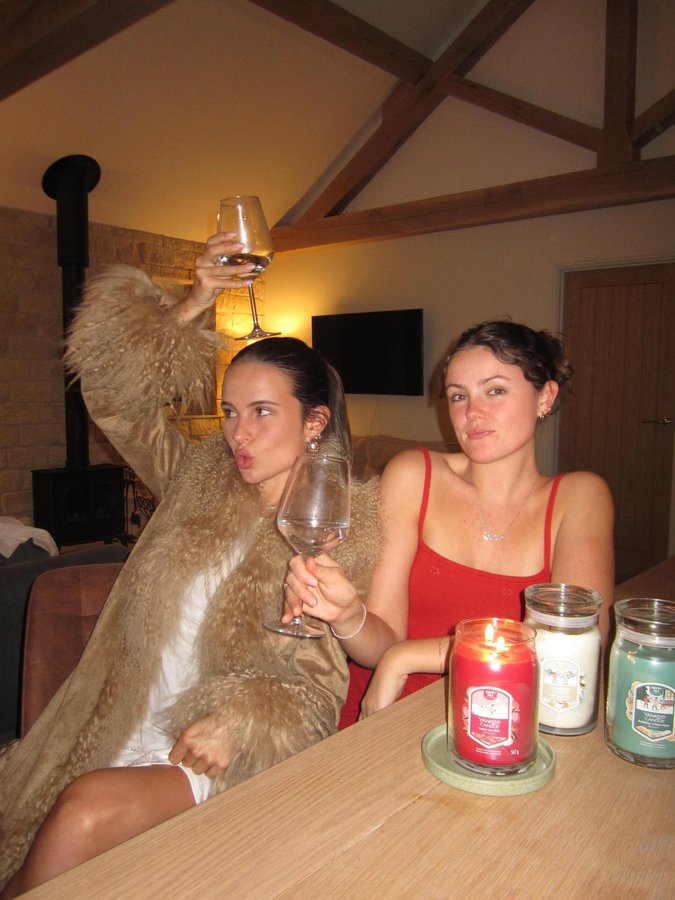 Instagram post by @lovevie for Yankee Candle. Caption reads: [...] cosiest evening with my besties and....