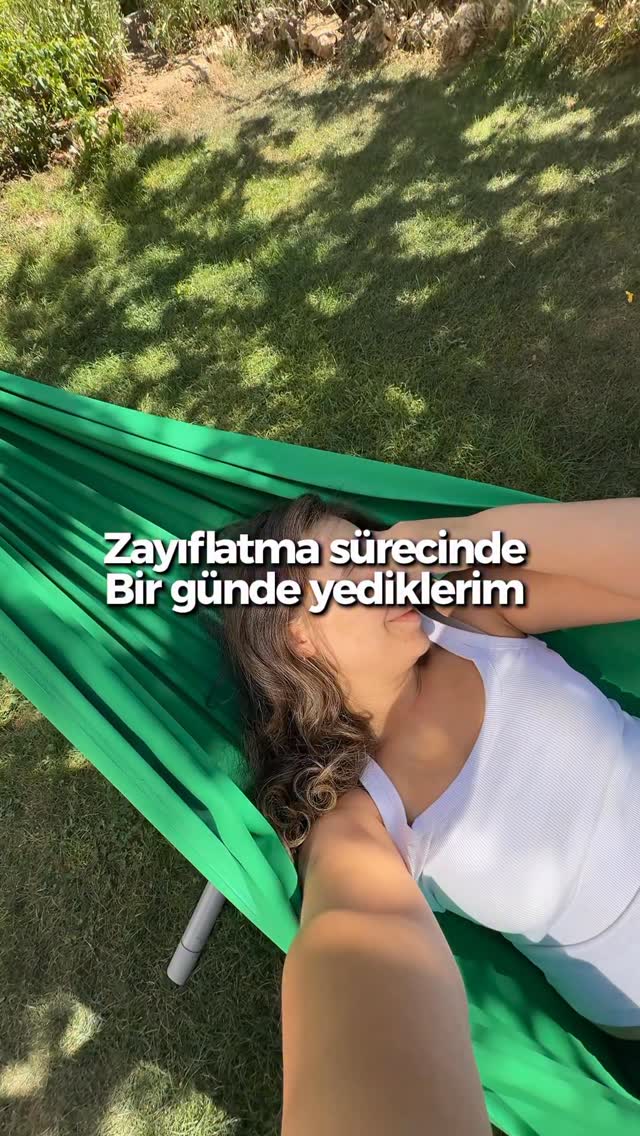 Instagram post by @sarigozluklufiorino for Starbucks. Caption reads: ✨ Zayıflama sürecimde bir günümden kareler…
Bol....