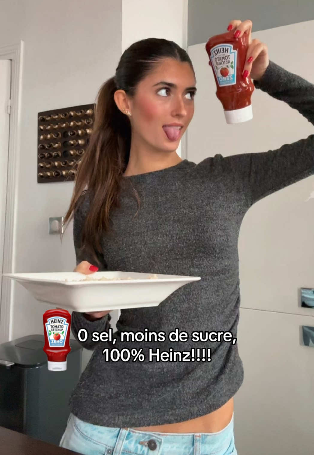 TikTok post by @kellyssantonielli for Heinz. Caption reads: #HeinzZeroLimite @Heinz France 😋😋😋.