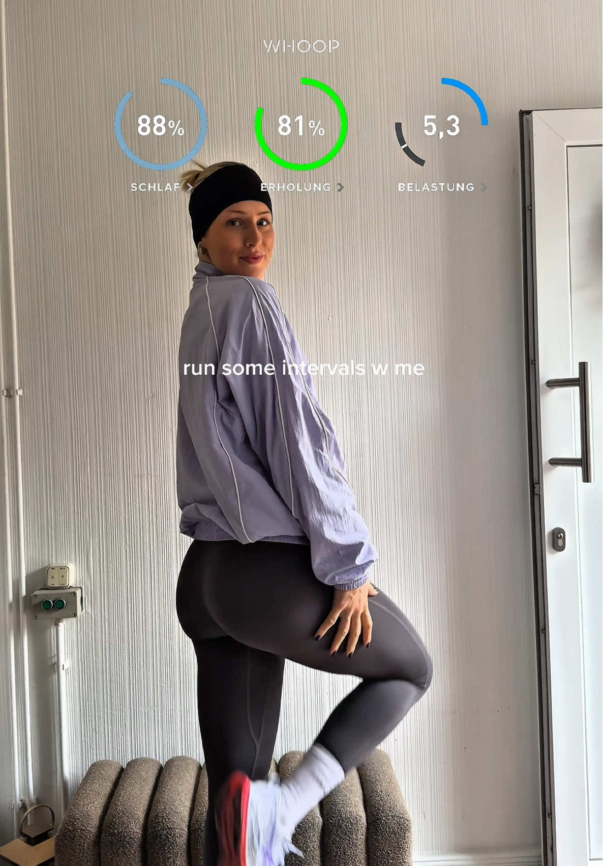 TikTok post by @fitmitdebbs for WHOOP. Caption reads: [...] tracke seit einem Jahr mit @WHOOP meine....