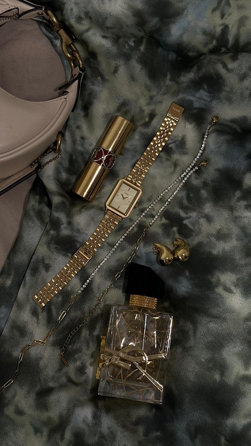 Instagram post by @lensblossoms for CLUSE. Caption reads: Unbox with me my new statement piece from @cluse....