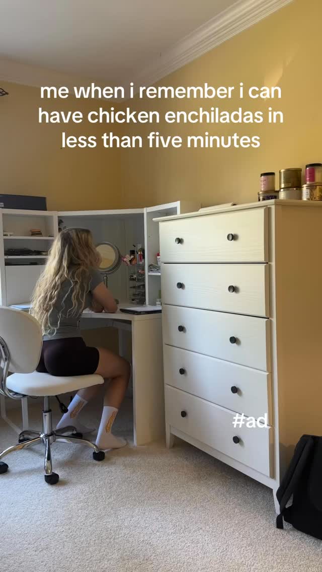 Instagram post by @ashlynsmithfit for FlexPro Meals. Caption reads: AND 40g protein🙏🏼 emoting rn🥳🥳 #mealprep....