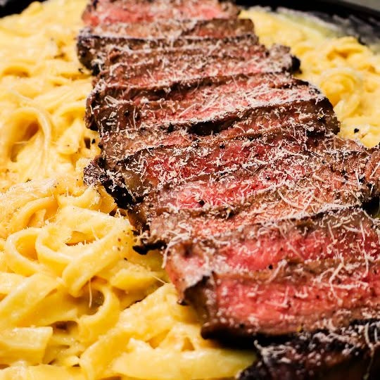 Instagram post by @jstewsbbq for Dalstrong. Caption reads: Creamy Steak Fettuccine Alfredo 🥩 🔥....