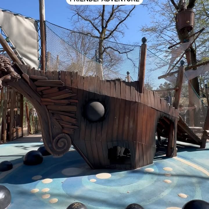 Instagram post by @adventureswithaunty_ for Efteling. Caption reads: [...] 3s - FREE! We had the BEST time at....