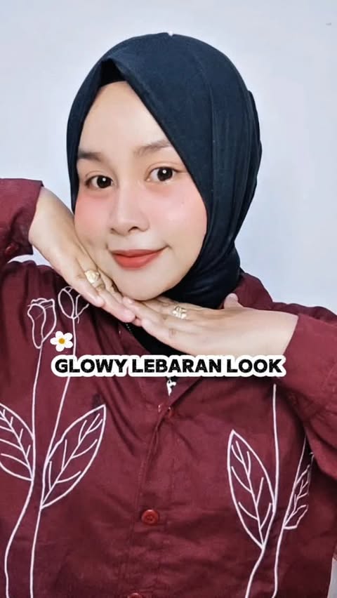 Instagram post by @septiyanah93 for OMG. Caption reads: glowy lebaran look pake cushion dari @itsomgbeauty....