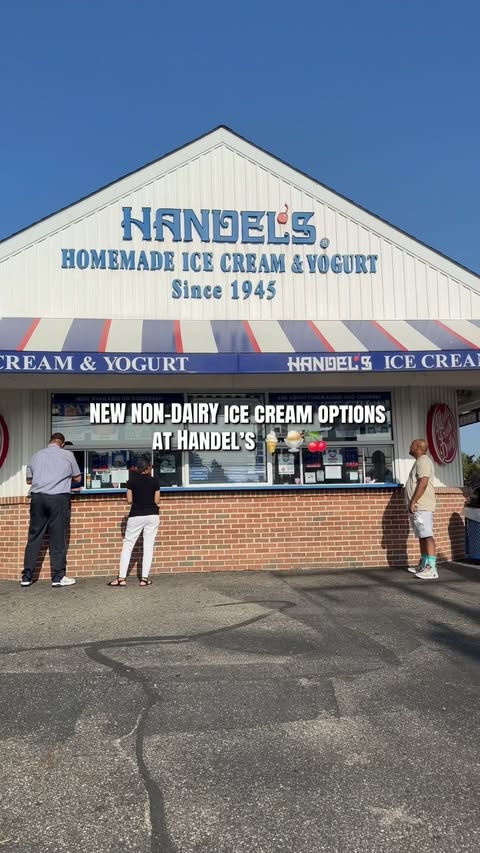 Instagram post by @_eatwithbecks for Oatly. Caption reads: [...] @handelsicecream @handelsnorthfield @oatly....