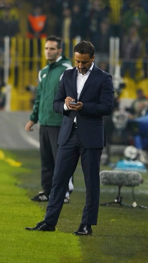 Instagram post by @hastalik_bufutbol for Philips Türkiye. Caption reads: Teknik Direktörlük Göründüğünden Çok Daha Zor....