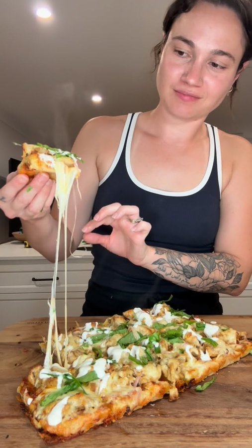 Instagram post by @kelnormaneatz for Mingle Seasoning. Caption reads: Detroit-style Butter Chicken Pizza
making....