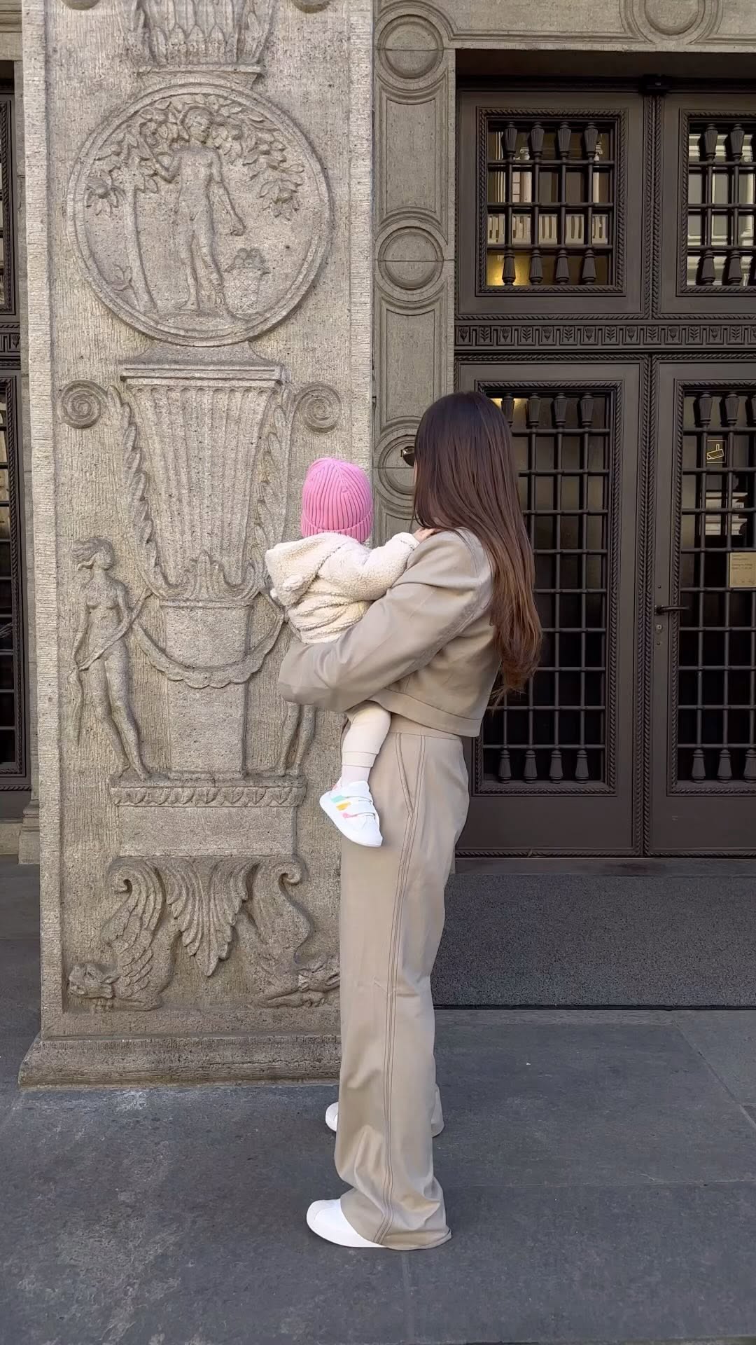 Instagram post by @saranda_reci for Dosenbach. Caption reads: Mis babygirl scho stylisch und comfy unterwegs mit....