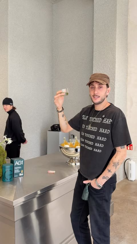 Instagram post by @daralucas for AG1. Caption reads: invest yOuR money right! @drinkag1de *anzeige.
