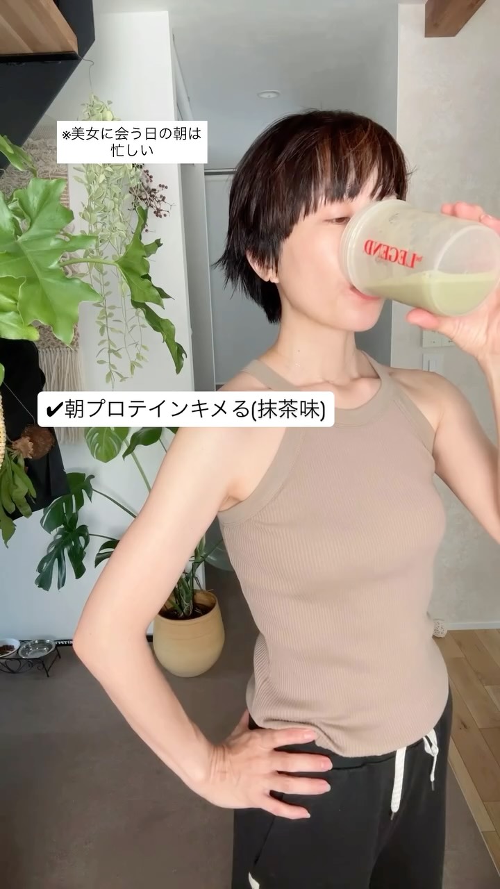 Instagram post by @lesmieux_yumi for Biople. Caption reads: 美女に会う日の朝は
忙しい

① @sbcproduct 
#生ミネラルミスト....