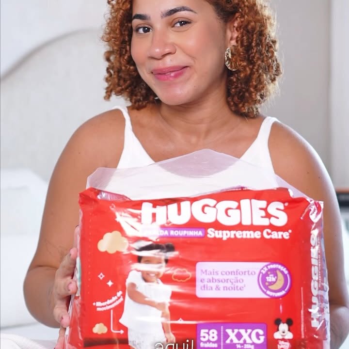 Instagram post by @keilavpinheiroo for Huggies. Caption reads: Keilinha testadora entrou em ação! 👩🏾‍🔬 E foi....