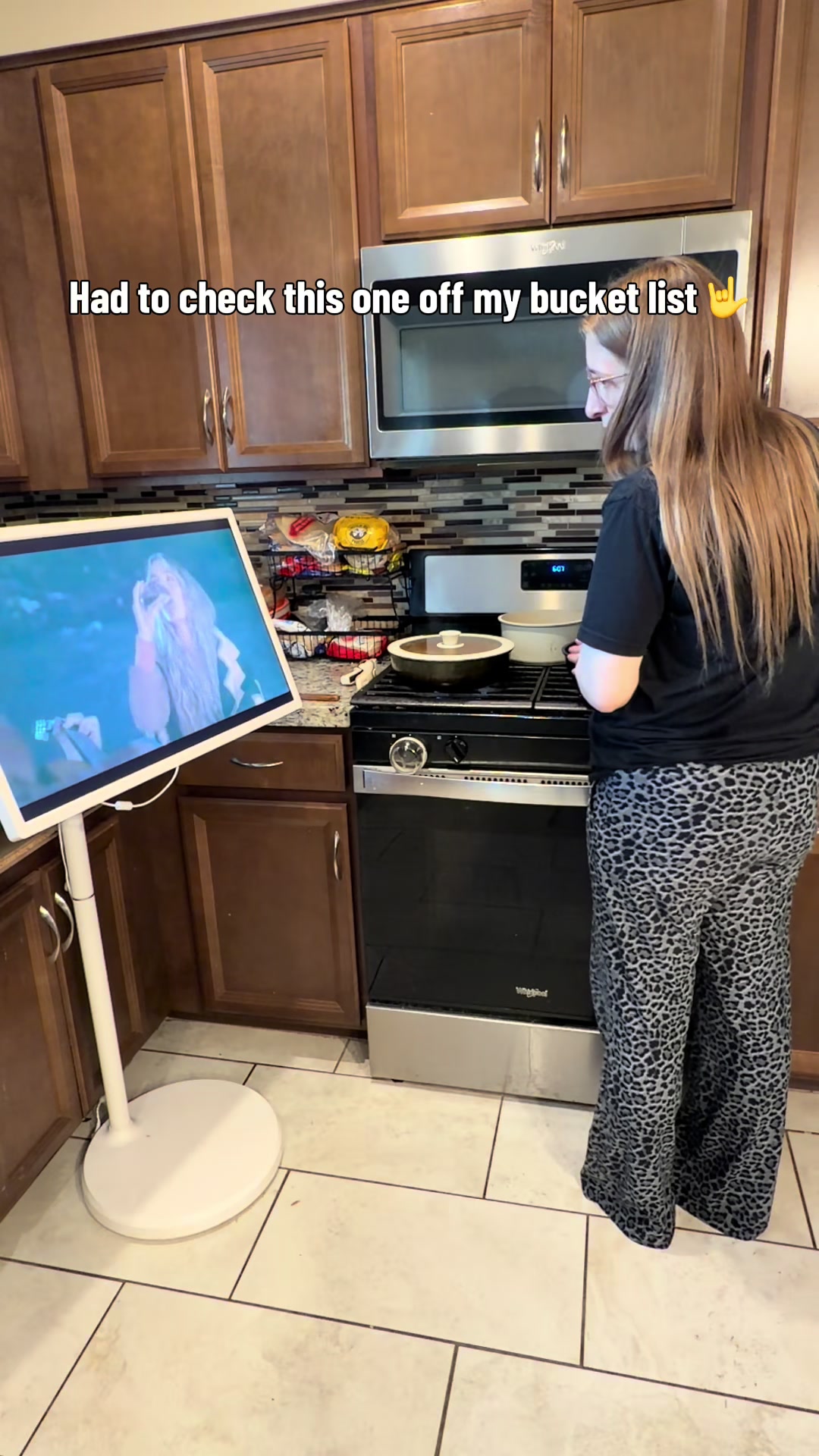 TikTok post by @amanda_la_guera11 for Apolosign. Caption reads: [...] use then most electronics in my house.....