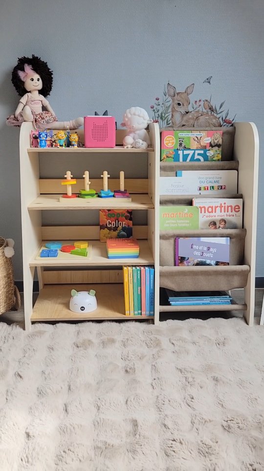 Instagram post by @family_e.4 for GOODEVAS. Caption reads: 📚 Étagère Montessori en bois 2en1 📚

Éma adore....