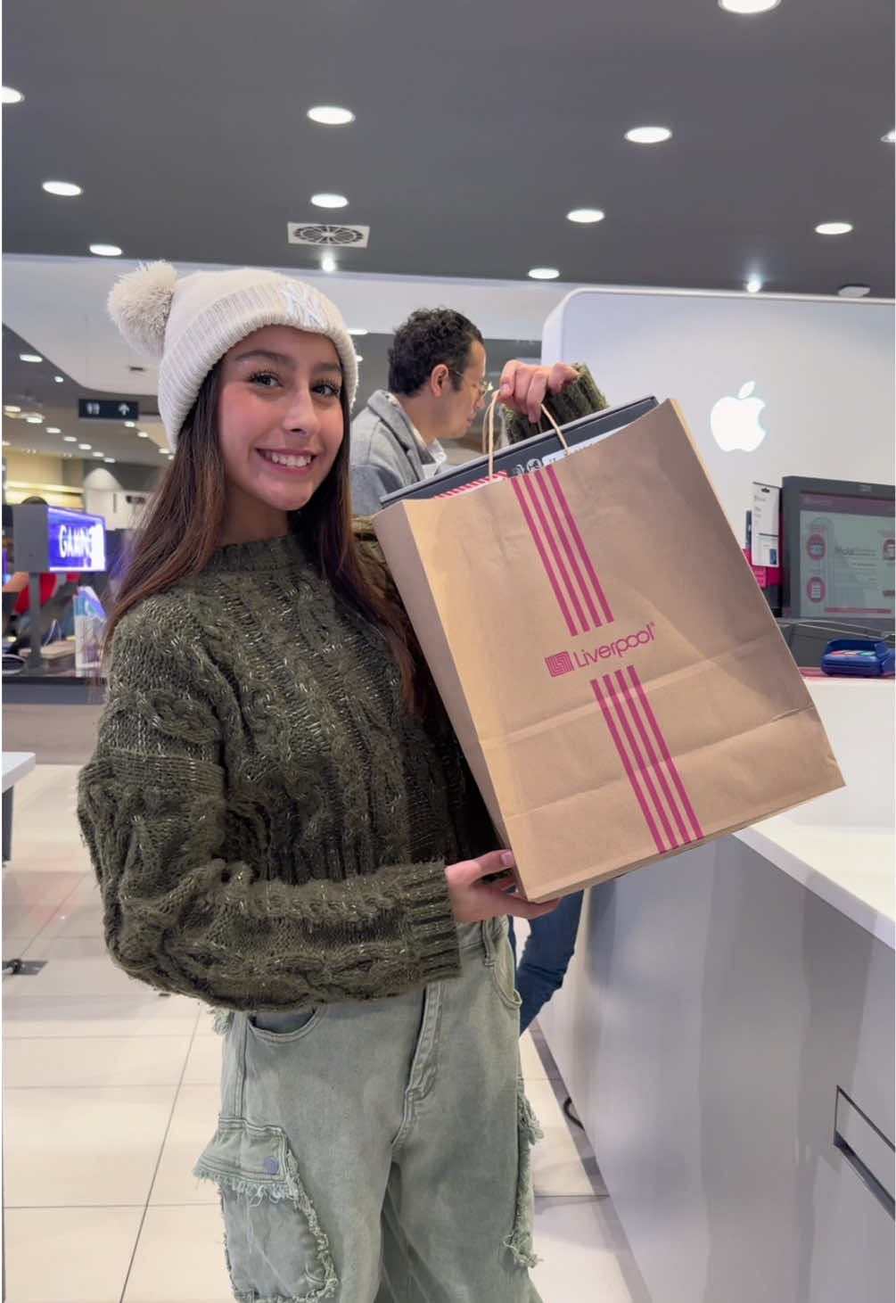 TikTok post by @amiwaki for Liverpool. Caption reads: [...] esta Navidad?! 🎄🎁  #Windows11....