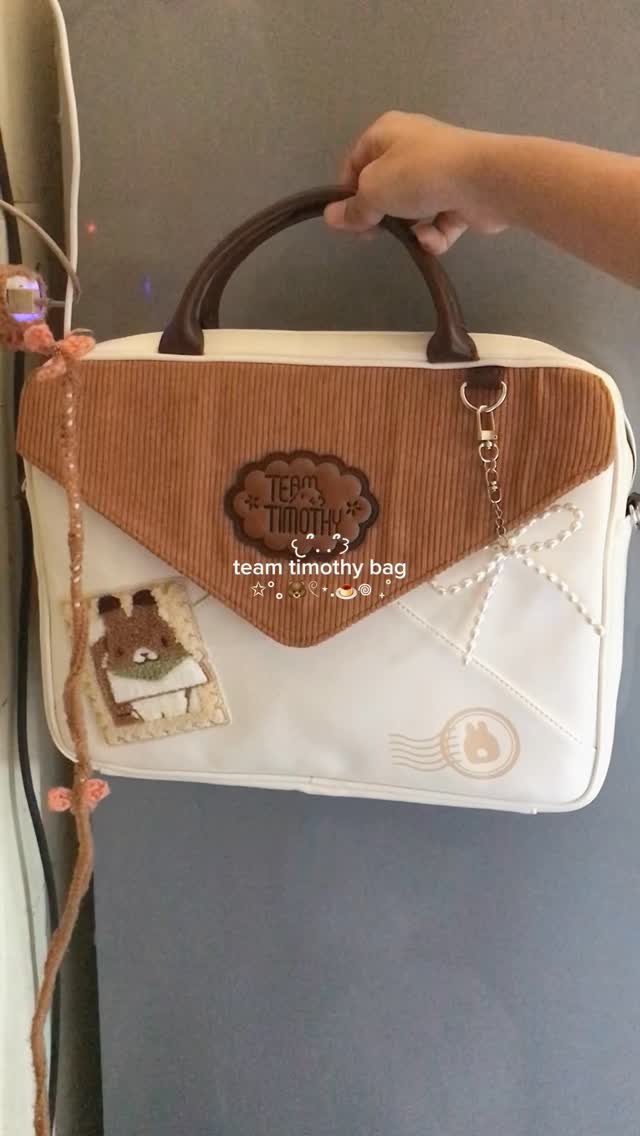 Instagram post by @daisxoco for GeekShare. Caption reads: laptop size! Geekshare+ Bag 🫧🍮

carrying case....