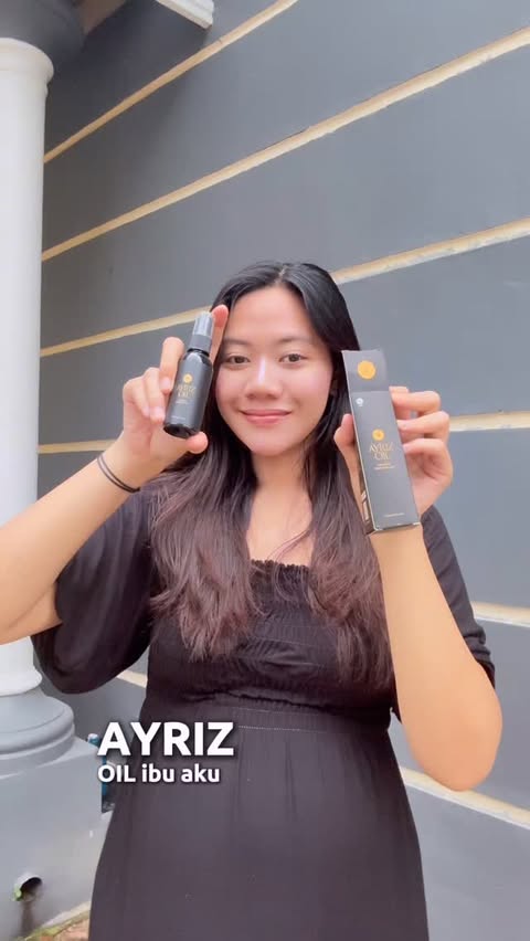 Instagram post by @farinapraulina for Ayriz Oil Indonesia. Caption reads: Remaja jompo cocok punya ini! Approve by mom❤️....