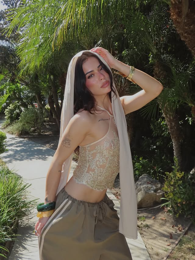 Instagram post by an influencer for White Fox. Caption reads: festival season @whitefoxboutique....