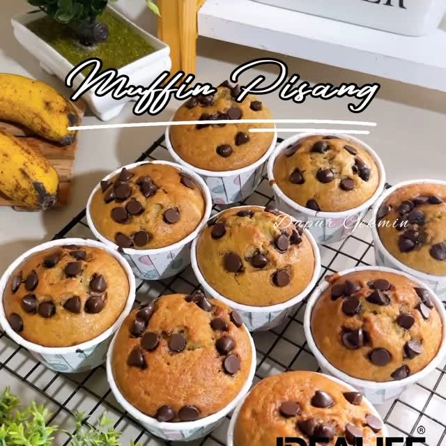 Instagram post by @dapur.cekmin for idealifeonline. Caption reads: Assalamualaikum 

MUFFIN PISANG

Bahan:
- 2 butir....