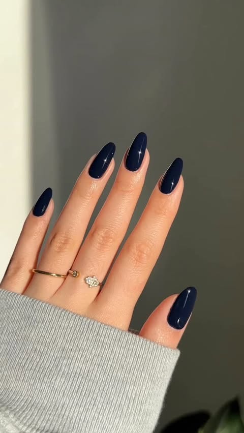 Instagram post by @heluviee for essie. Caption reads: this shade for winter,, no notes 💙

@essie in....