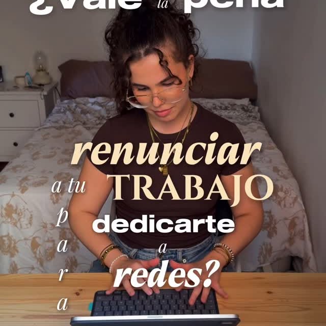 Instagram post by @noeliameendezz for Logitech. Caption reads: ¿Vale la pena dejar tu trabajo para dedicarte a....