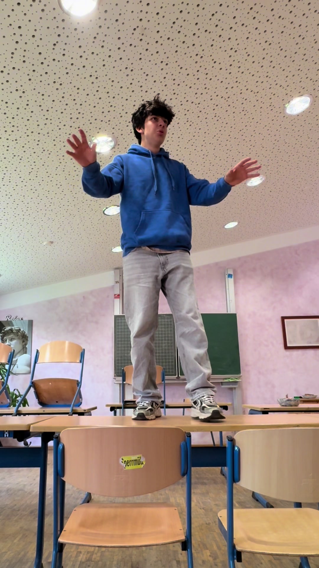 TikTok post by @isi_comedy1 for Knowunity. Caption reads: @knowunity.eu #comedy #funny #lustig #lernen [...].