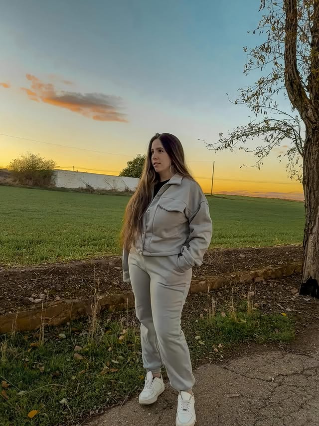 Instagram post by @andreaa_rz for Voghion. Caption reads: Chándal gris de @voghion_global 🩶 ID chándal....