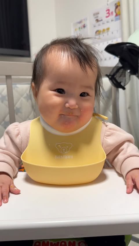 Instagram post by @wahchanchan0509 for BabyBjörn Japan. Caption reads: 自分で食べたいお年頃。うかちゃんの大好きな昆布だしにんじんを作って食べました。....