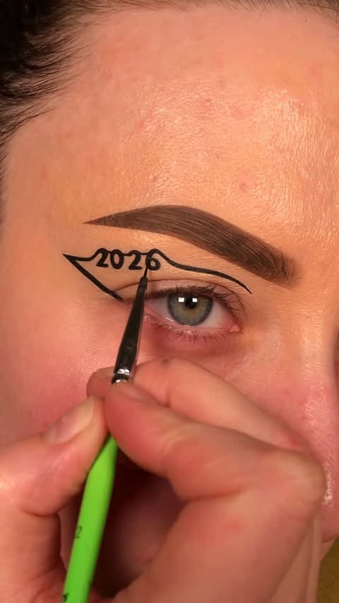 Instagram post by @alicekingmakeup for Eylure. Caption reads: [...] epic wear eyeliner pencil in emerald
-....