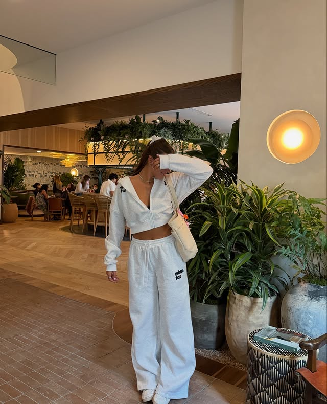 Instagram post by @oliviadejarnett_ for White Fox Boutique. Caption reads: today’s “office” 
•
•
@whitefoxboutique dc....