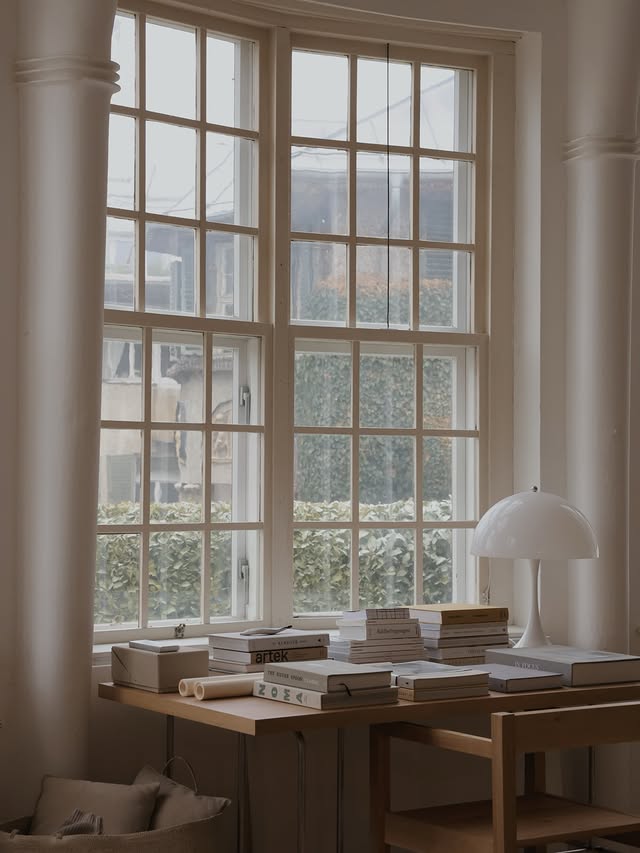 Instagram post by @by.arkt for SoLebIch.de. Caption reads: The current state of my desk: work in progress....