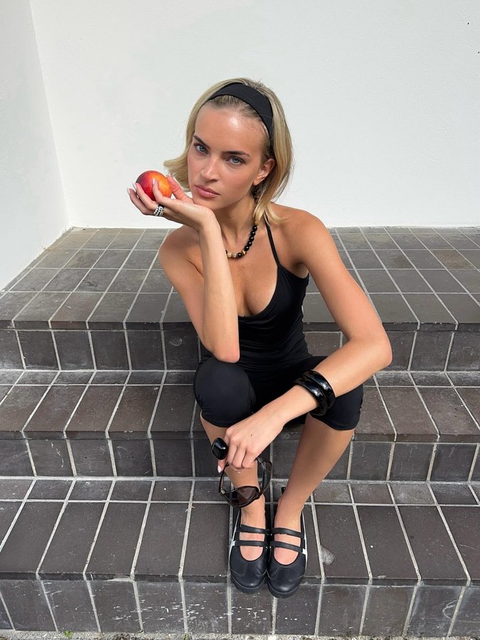 Instagram post by @emiliasilberg for Adanola. Caption reads: Ad/ @adanola Summer + capris = ♡.