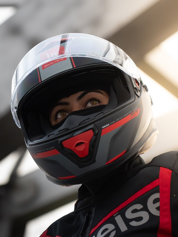 Instagram post by @missbikerr for Reise Moto. Caption reads: [...] Distributor @reise_moto

.
#mthelmet....