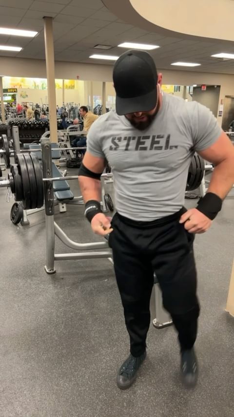 Instagram post by @dannybigaf for Steel Supplements. Caption reads: CLOSE GRIP BENCH 370lbs 4x3 
I got nothin,....