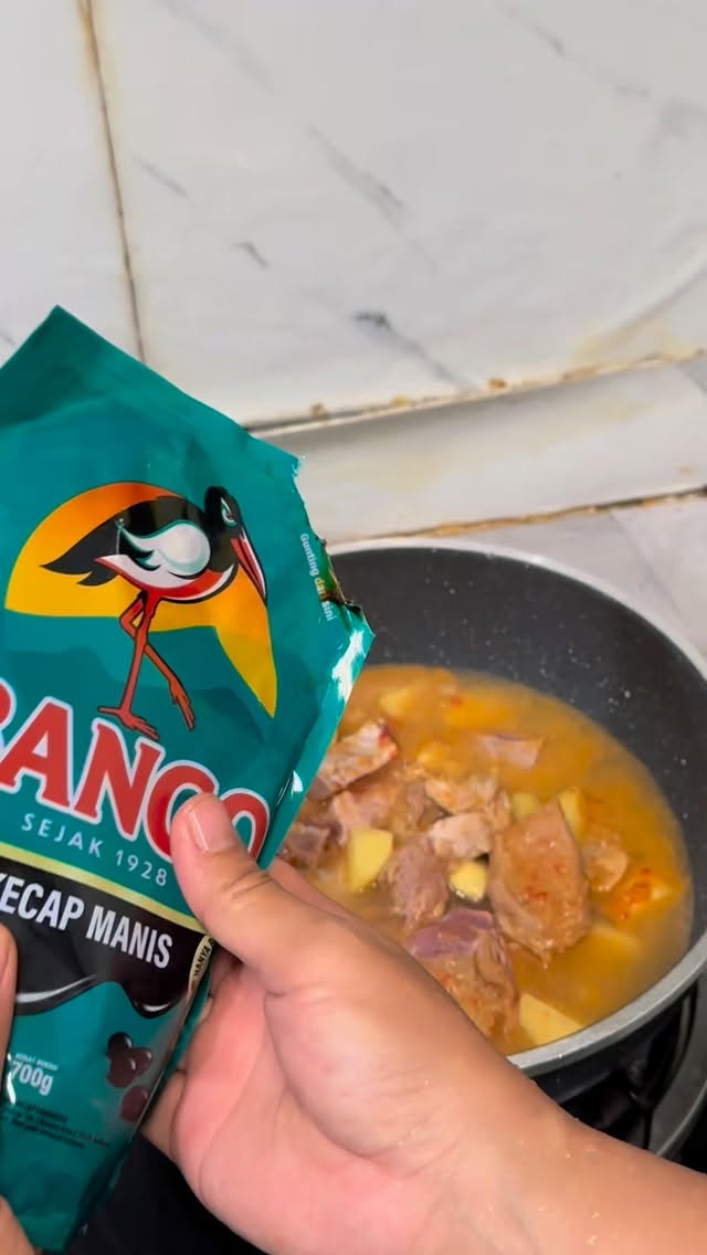 Instagram post by @desisangrila for Bango. Caption reads: [...] ✨ Semur andalan keluarga pakai Kecap Bango....
