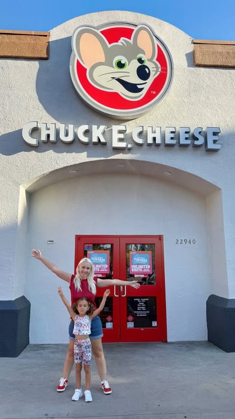 Instagram post by @carolinamunhoz for Chuck E. Cheese. Caption reads: [...] and now you guys can find us at....