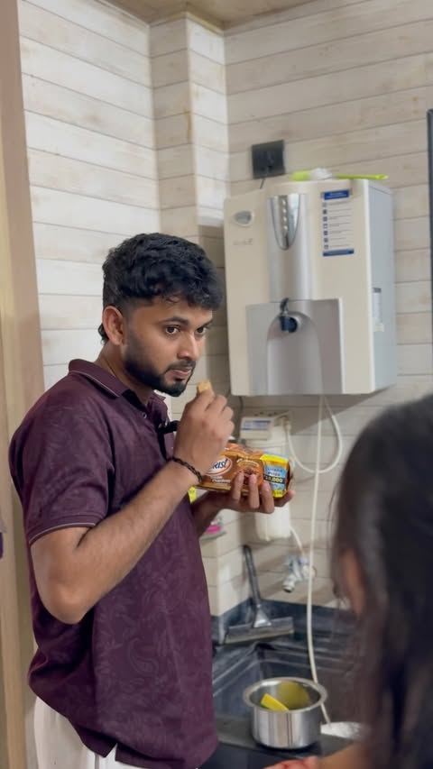 Instagram post by @arre_jay_ for Malkist Premium Crackers. Caption reads: Parat bhandi dhuvayala laglo 😭 . . . OFFER is....