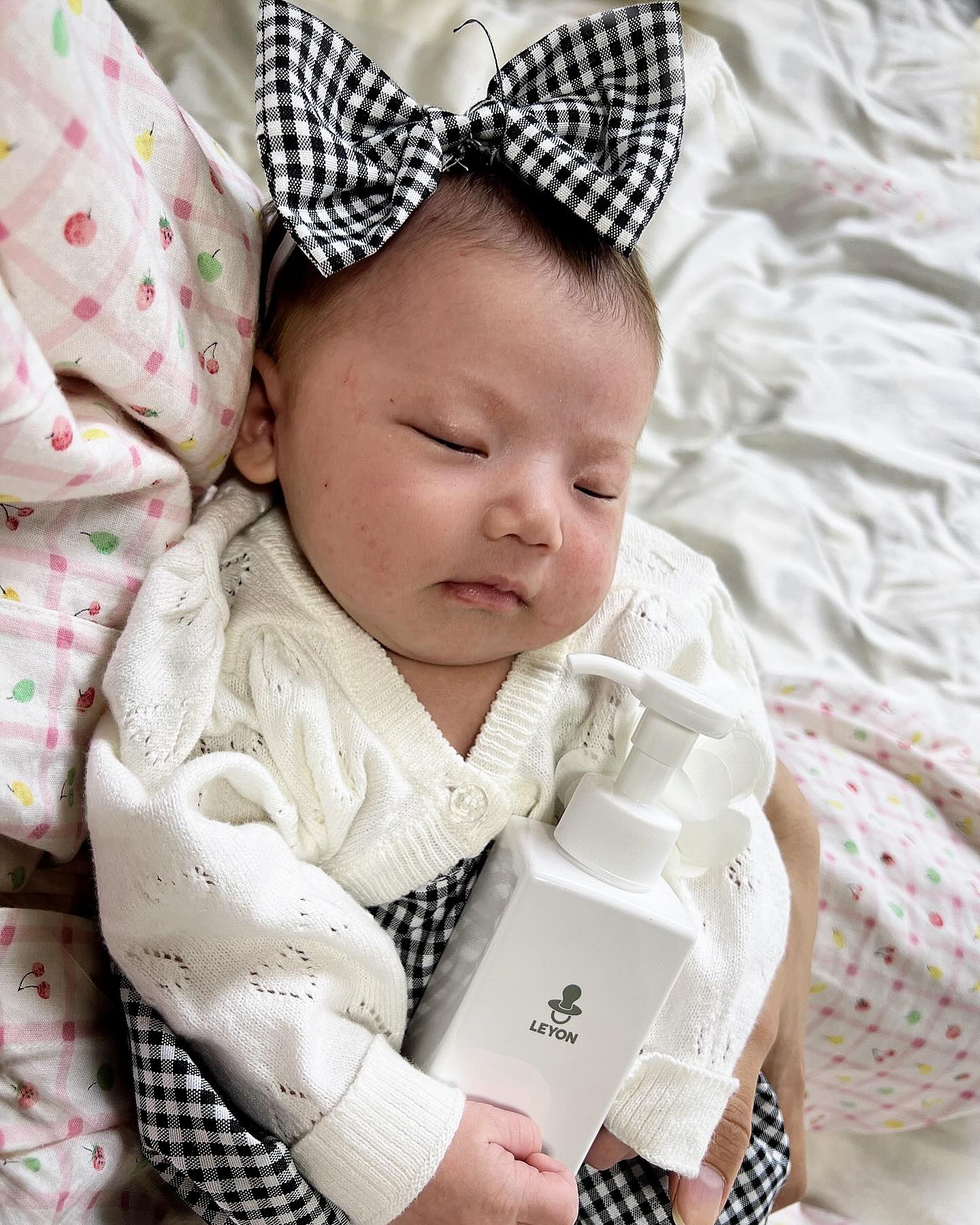 Instagram post by @koizumi_rin06 for LEYON. Caption reads: 乾燥に悩んでる人これ使って🧴‎◌𓈒𓐍
･
･
･
･
大人は年々乾燥に悩まされるし、大人だけじ....