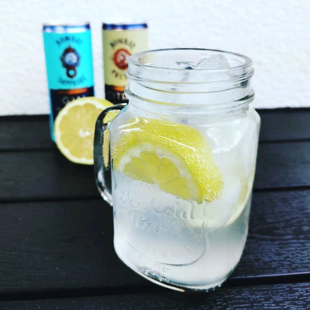 Instagram post by @andreasvonsplenyi for Bombay Sapphire. Caption reads: #werbung Happy Weekend! Ich starte meins mit einem....