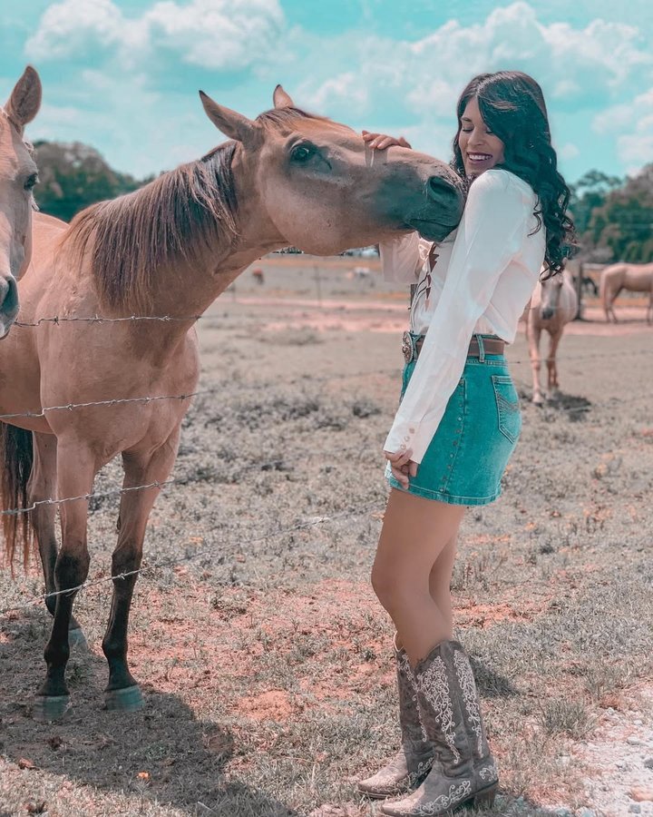 Instagram post by @mariaarriagaxo for Corral Boots. Caption reads: Que se acaban los hombres, pero los caballos jamas....