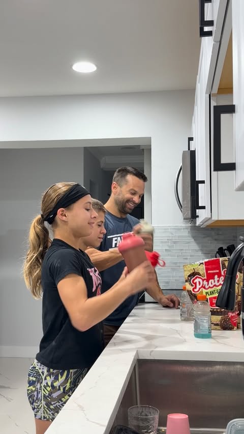 Instagram post by @rugbycrossfit for Prozis. Caption reads: Making protein shakes as a family using Prozis....