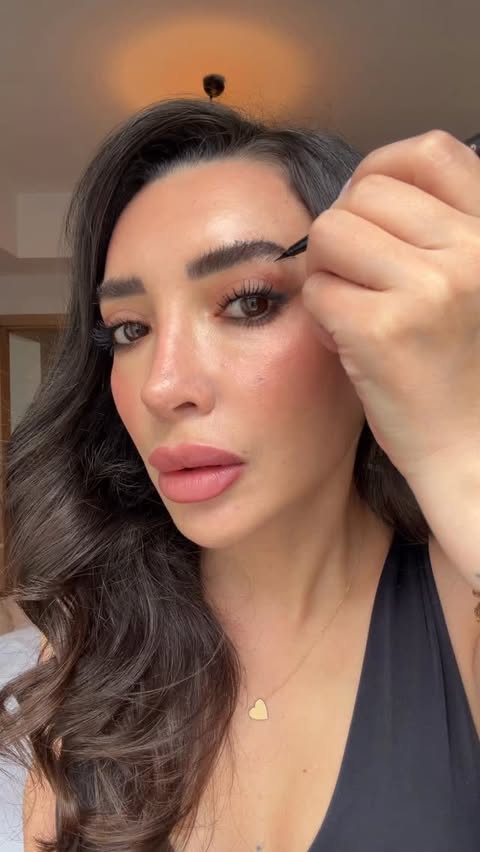 Instagram post by @badeguldag for Anastasia Beverly Hills. Caption reads: [...] @bobbibrownturkiye Kaş kalemi/....